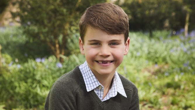 Prince Louis: Adorable royal family member shows off toothless smile in adorable birthday portrait | PerthNow