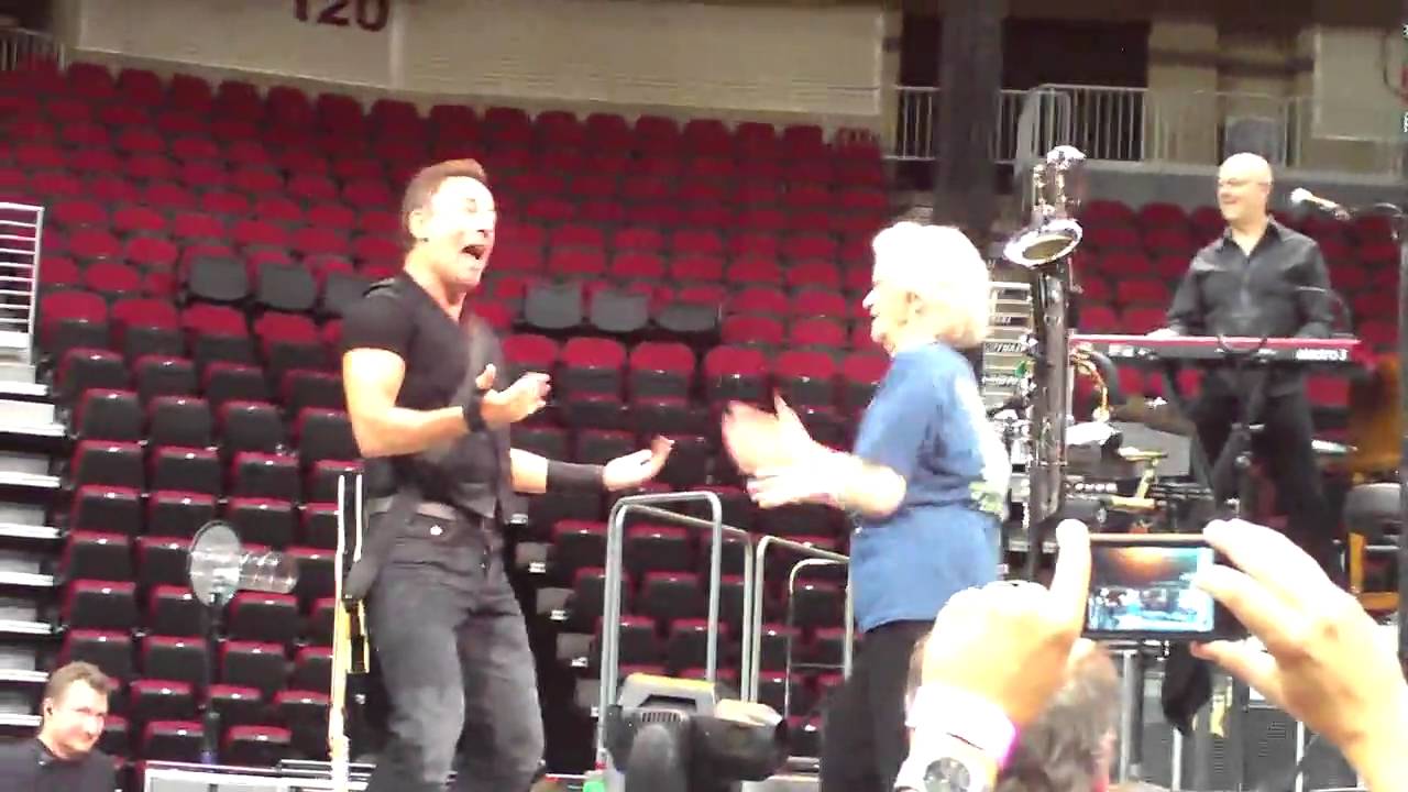 Bruce Springsteen -- Dancing with 84 year old -- Des Moines, IA - YouTube