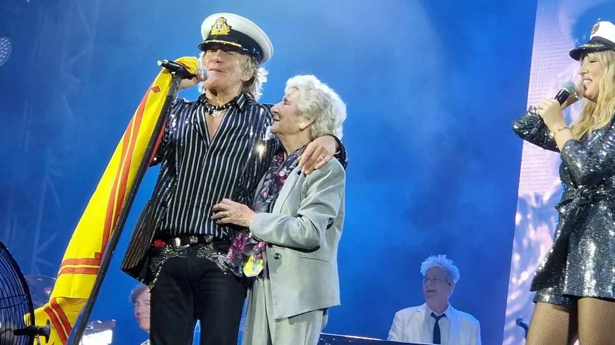Rod Stewart's brings 94-year-old sister on stage at Edinburgh gig in sweet moment - Daily Record