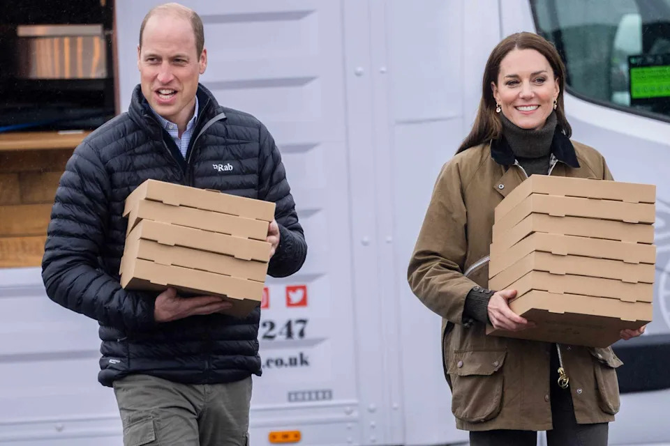 The Secret Midnight Escapes of Prince William Heir to the throne by day… pizza lover by night. Guards claim Prince William sometimes sneaks out in a hoodie, disguised like an ordinary Londoner, for one mission only: a hot, cheesy slice of pizza. And the best part? The night Kate found out. She reportedly followed him after noticing his absence, only to walk into a small shop and see the future King of England laughing with the staff, pizza in hand. Instead of dragging him home, she sat beside him — and the two shared what’s now whispered as their “midnight pizza date”