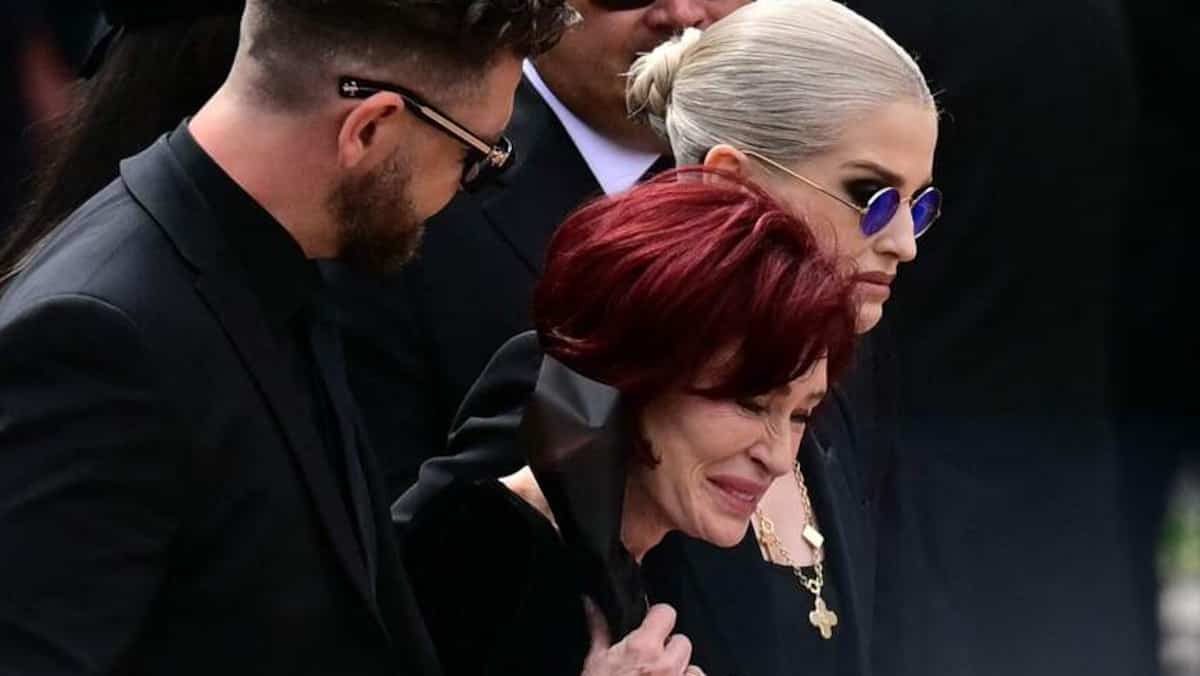 VIDÉO] Sharon Osbourne s'effondre en larmes aux funérailles d'Ozzy Osbourne  | JDM