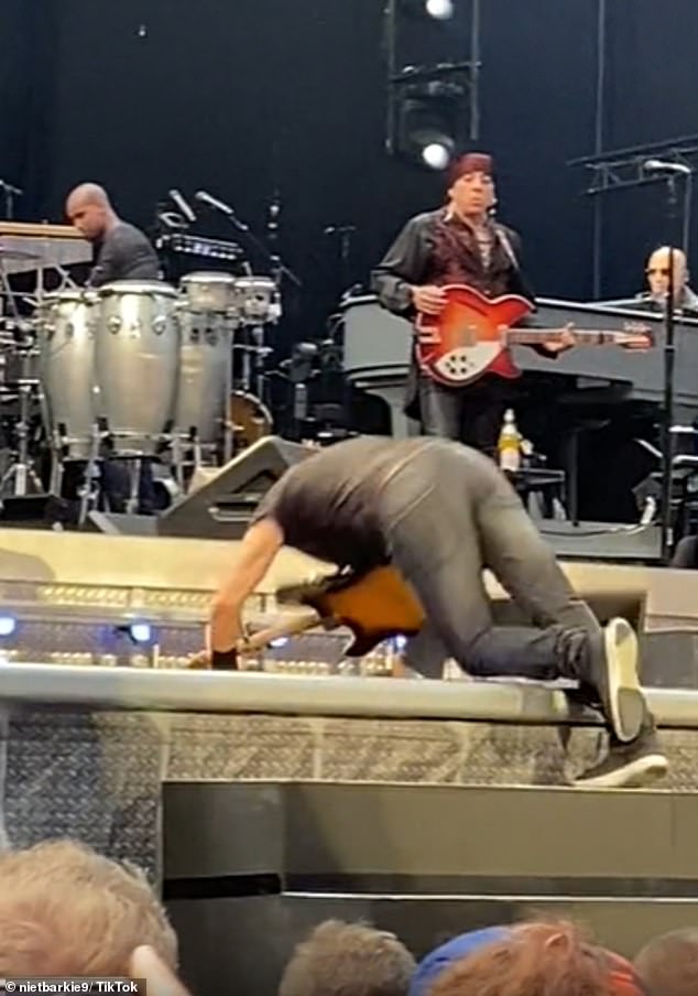 Gasps! Fans reacted as the beloved singer tumbled onto the platform