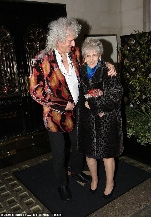 Anita looked nothing short of sensational during the evening, wearing a leopard print fur coat over her outfit with a blue scarf.