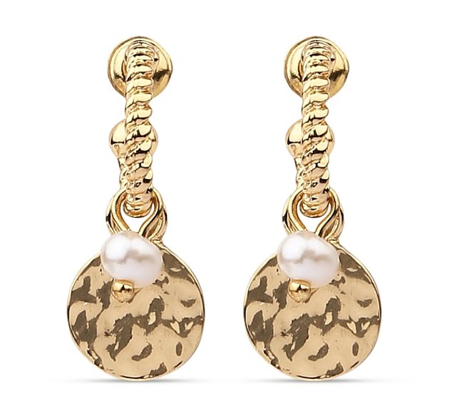 The twisted huggie hoop design, adorned with a molten coin and pearl charm, added a subtle grace to her outfits