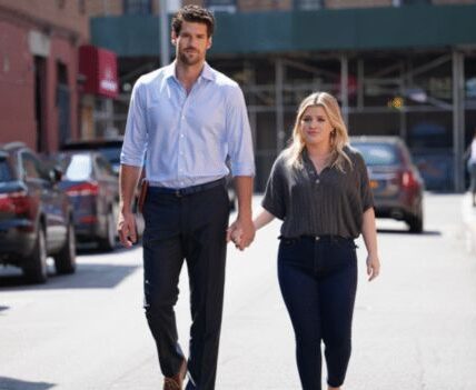 Wait… Did Kelly Clarkson Just Soft-Launch a New Husband?! The internet is in full meltdown mode after Kelly Clarkson was spotted hand-in-hand with a tall, mysterious man — and let’s just say, they looked real cozy. Cue the gasps, the group chats, and the endless zoom-ins