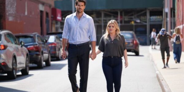 Wait… Did Kelly Clarkson Just Soft-Launch a New Husband?! The internet is in full meltdown mode after Kelly Clarkson was spotted hand-in-hand with a tall, mysterious man — and let’s just say, they looked real cozy. Cue the gasps, the group chats, and the endless zoom-ins