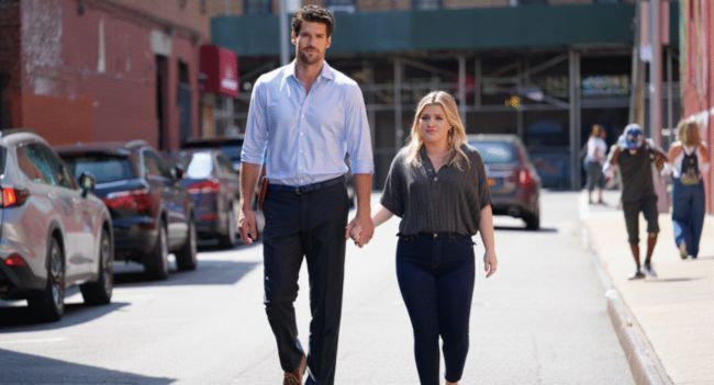 Wait… Did Kelly Clarkson Just Soft-Launch a New Husband?! The internet is in full meltdown mode after Kelly Clarkson was spotted hand-in-hand with a tall, mysterious man — and let’s just say, they looked real cozy. Cue the gasps, the group chats, and the endless zoom-ins