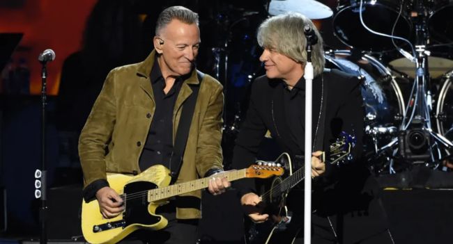 “You don’t just walk into someone’s life for the good times… you show up when it hurts.” — Jon Bon Jovi’s voice broke as the crowd at the MusiCares Person of the Year Gala turned to see who he was talking about. The answer came in the form of a shockwave: Bruce Springsteen, guitar slung over his shoulder, stepping onto the stage just days after burying his mother. No one saw it coming — not the audience, not the press, and certainly not Bon Jovi himself.