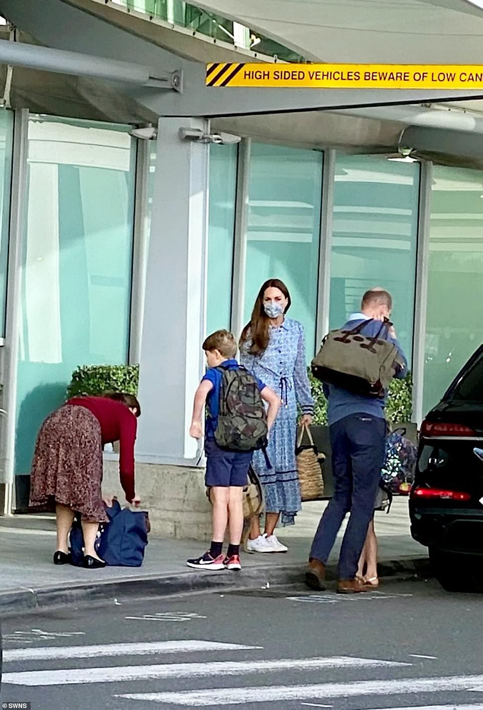 HRH Catherine And William 👑 🇧🇷 on X: "The Duke and Duchess of Cambridge, Prince George, Princess Charlotte and Prince Louis (+ nanny Maria) were spotted outside Heathrow airport's Windsor Suite. https://t.co/AdeJQWJTXK" /