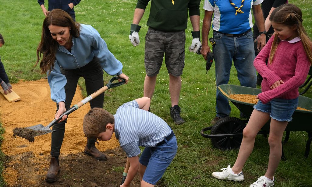 Princess Charlotte and Prince Louis help at the scouts