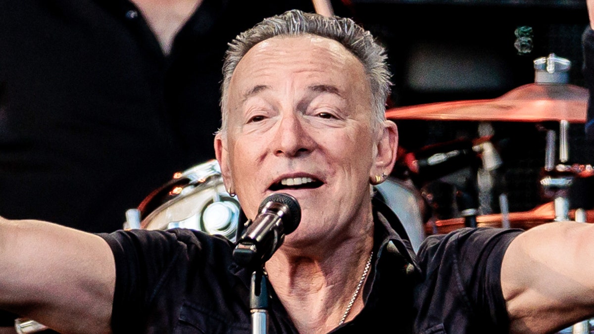 Bruce Springsteen chia sẻ nỗi đau to lớn mà anh gặp phải kể từ khi hoãn chuyến lưu diễn
