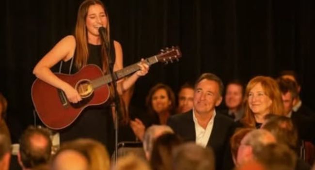 “I’ll Do This for My Parents”  After Losing Her Reputation as a Tough and Accomplished Horseback Rider, Jessica Rae Springsteen Went Back to Being Just Bruce Springsteen and Patti’s Adored Daughter!  When Bruce and Patti Attended Bruce’s Concert With the E-street Band in Their Homeland of New Jersey, Jessica, Who Inherited Her Parents’ Plethora of Musical Skill, Moved Them to Tears With a Very Personal Tribute Performance! Everyone in the Audience Was Taken Aback When Jessica Unexpectedly Emerged on Stage While Bruce and Patti Were Playing.  Following a Warm Welcome, She Boldly Mounted the Stage and Sang a Beautiful Version of “Dancing in the Dark”—And Her Voice Really Caught Everyone off Guard!  Jessica Gave Her Parents This Amazing Performance as a Gift, and It Undoubtedly Made the Event One That Everyone in Attendance Would Never Forget!