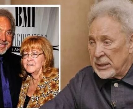 Regrets Are Too Late.  I Failed You, Dear!  With His Heartbreaking Song, I Won’t Crumble With You if You Fall, Dedicated to His Late Wife, Melinda Trenchard, Who Passed Away From Lung Cancer in 2016, Sir Tom Jones, 82, Broke Hearts on the Voice UK on September 3, 2022.  As He Sang From His Red Chair, the Welsh Legend’s Voice Broke With Grief for His “Mistakes Made,” Leaving Judges and 5,000 Admirers in Tears, Including Anne-Marie, Who Fled the Stage in Tears, According to the Daily Mail.  “Don’t Fall Now, Keep Going,” She Said.  Tom Said, “He’s Baring His Soul!” as Fans Sobbed, His Words Mirroring a Love Lost Too Soon.