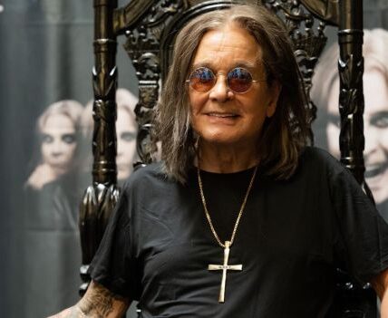 “’I’m Not Leaving You’: Sharon Osbourne’s Final Vigil for Ozzy Silences the World”  They Were Once the Wild Heartbeat of Rock ‘n’ Roll Chaos — Loud, Outrageous, Unstoppable. But in the Sterile Silence of a Hospital Room, All of That Faded, Leaving Only the Raw, Unbreakable Love Between Sharon and Ozzy Osbourne.