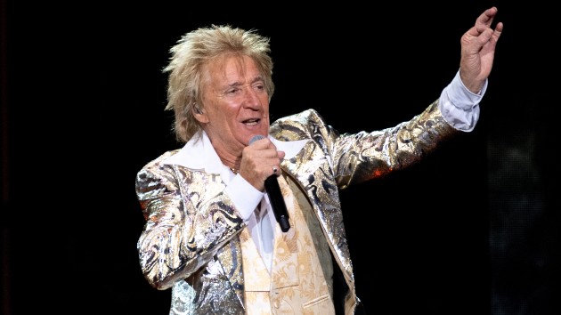 Rod Stewart joined onstage by his 94-year-old sister – WARM 106.9