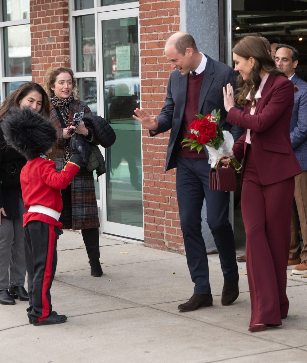 “Love Beyond the Crown”! The palace is silent. The children are asleep. The world thinks they are tucked away inside royal walls. But William and Kate have a secret.  Guards revealed that, disguised in hoodies, they sometimes sneak out at midnight to walk by the Thames — laughing, holding hands, teasing each other as though they were still students at St. Andrews