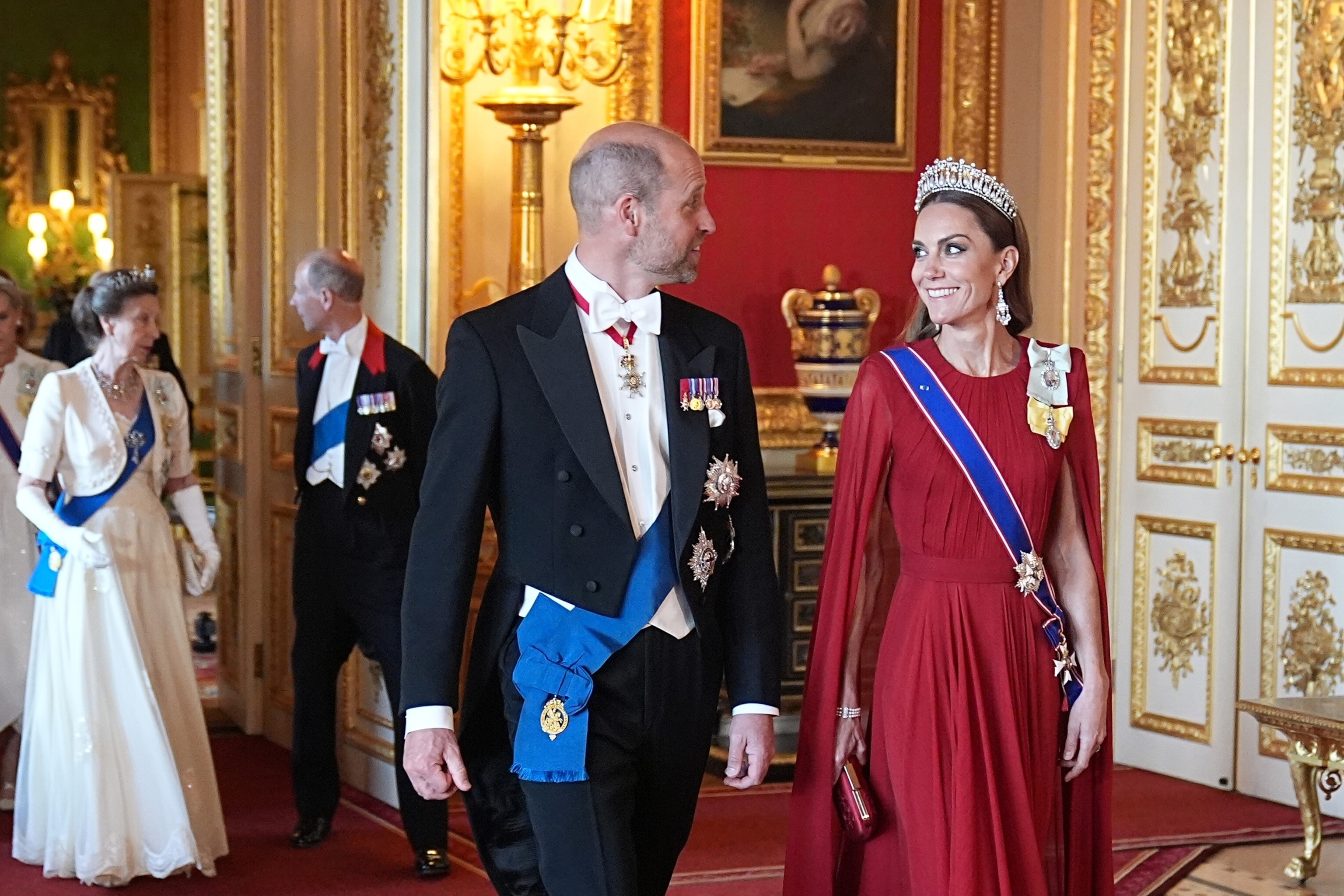 Kate Middleton dons tiara, gown by wedding dress designer for state banquet - ABC News