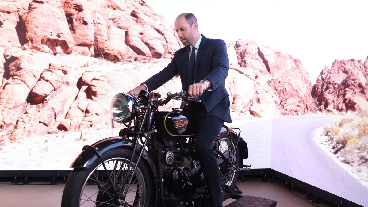 Incredible pictures show Prince William riding a motorbike on surprise trip  to Belfast | Royal | News | Express.co.uk