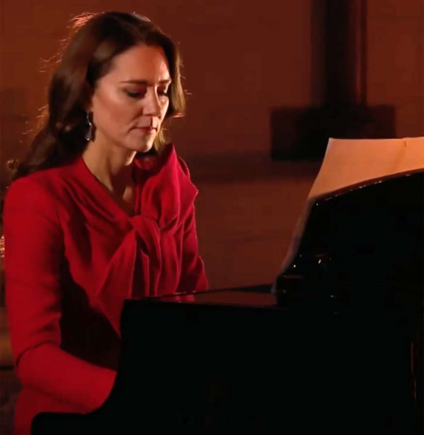 Công nương Kate lần đầu trổ tài chơi piano