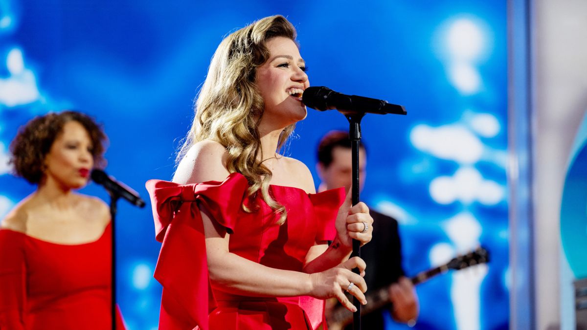 Kelly Clarkson Brings in the Festive Cheer to 'The Voice' Finale in Sparkly  Sheer Gown - theFashionSpot