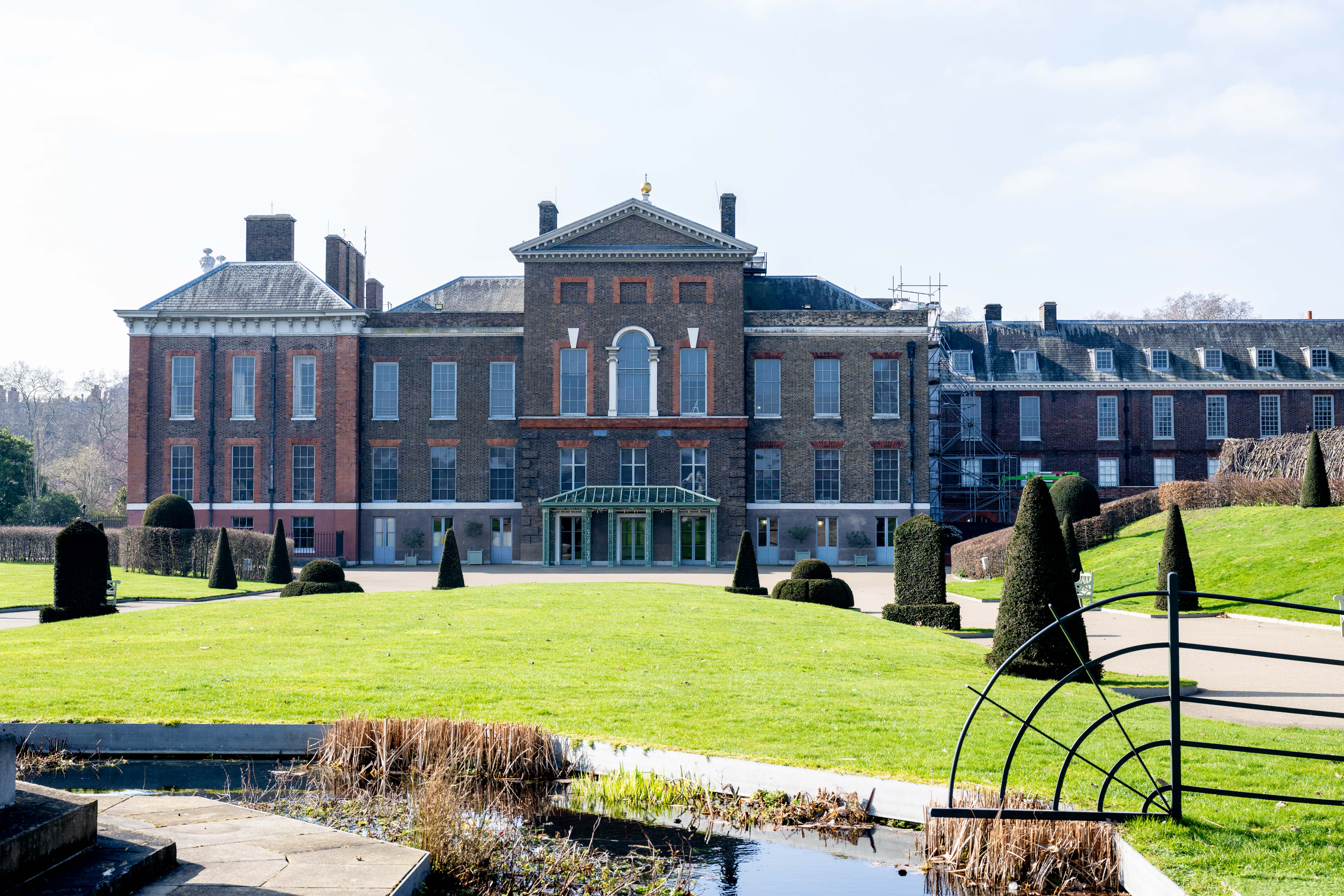 Kensington Palace in front of its gardens