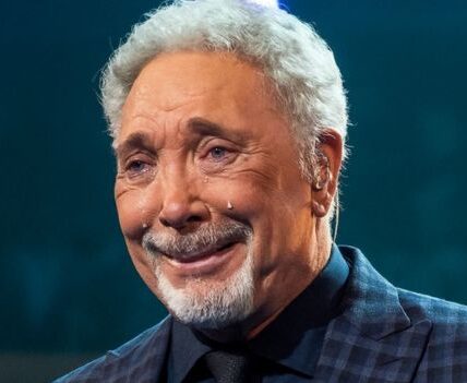 He didn’t come back to say goodbye—he came to remind us who he’s always been. At 85, Sir Tom Jones lit up Cardiff’s Principality Stadium in an emotional homecoming no one will forget. Sharing the stage with Stereophonics, he joked, sang, and then silenced 74,000 fans with a tearful, soul-stirring rendition of “Green, Green Grass of Home.” “This is where I belong,” he whispered, voice cracking. In that moment, it wasn’t just a song—it was his legacy. The internet exploded. Millions watched. And no one walked away the same. Full video below