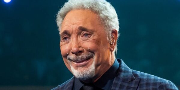 He didn’t come back to say goodbye—he came to remind us who he’s always been. At 85, Sir Tom Jones lit up Cardiff’s Principality Stadium in an emotional homecoming no one will forget. Sharing the stage with Stereophonics, he joked, sang, and then silenced 74,000 fans with a tearful, soul-stirring rendition of “Green, Green Grass of Home.” “This is where I belong,” he whispered, voice cracking. In that moment, it wasn’t just a song—it was his legacy. The internet exploded. Millions watched. And no one walked away the same. Full video below