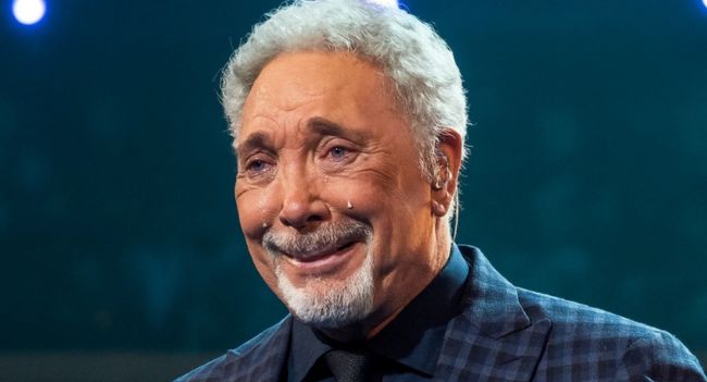 He didn’t come back to say goodbye—he came to remind us who he’s always been. At 85, Sir Tom Jones lit up Cardiff’s Principality Stadium in an emotional homecoming no one will forget. Sharing the stage with Stereophonics, he joked, sang, and then silenced 74,000 fans with a tearful, soul-stirring rendition of “Green, Green Grass of Home.” “This is where I belong,” he whispered, voice cracking. In that moment, it wasn’t just a song—it was his legacy. The internet exploded. Millions watched. And no one walked away the same. Full video below