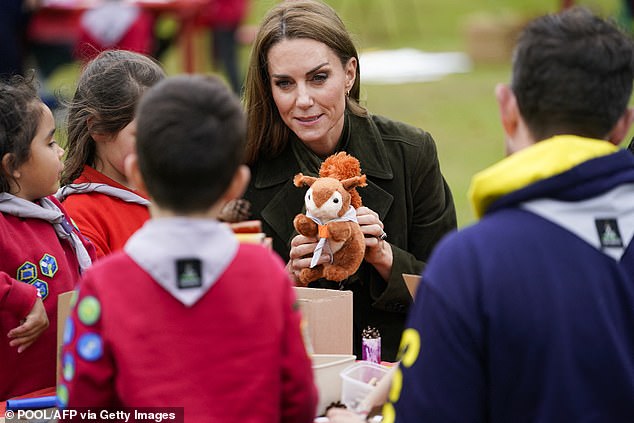 Meanwhile, Kate entertained the young scouts with a cuddly toy