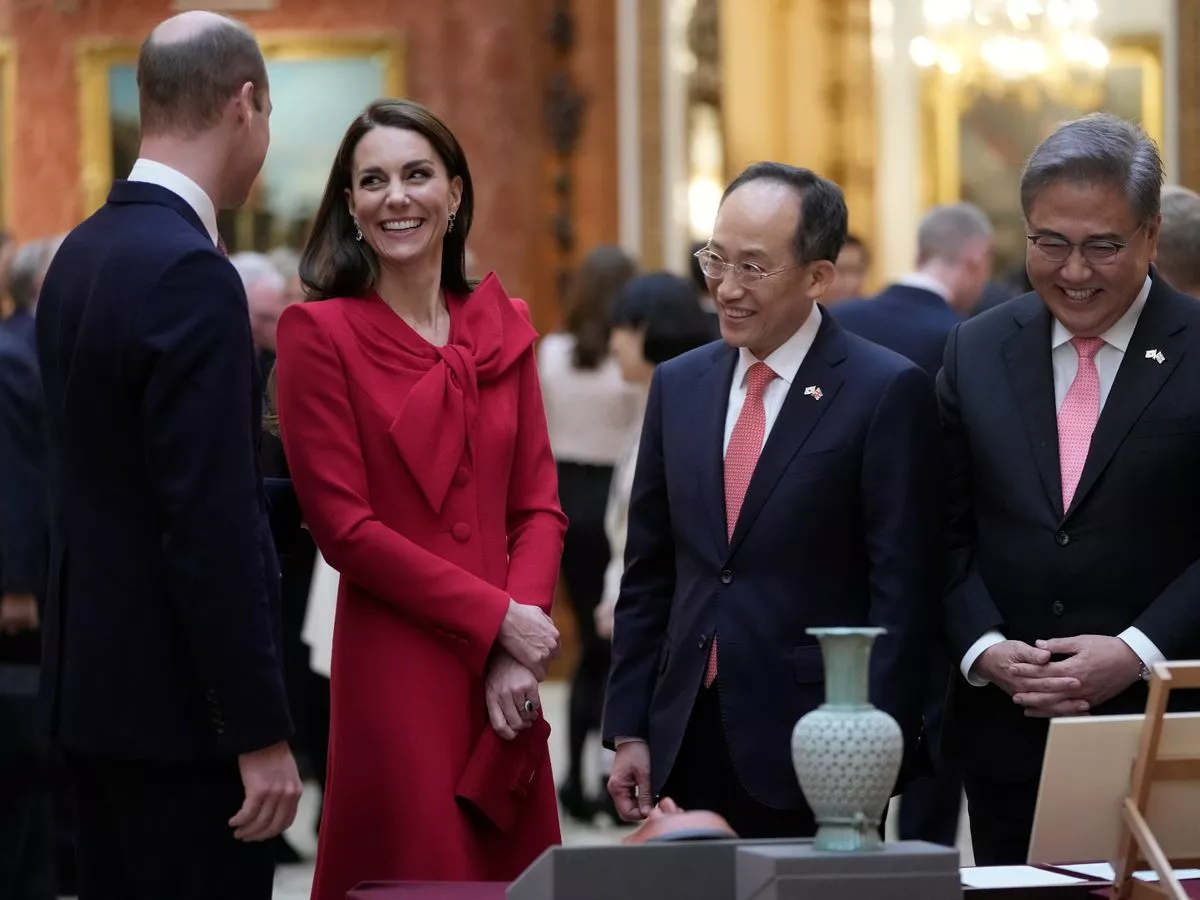 Loved-up Kate Middleton and Prince William send fans wild with sneaky PDA  during state visit - The Mirror