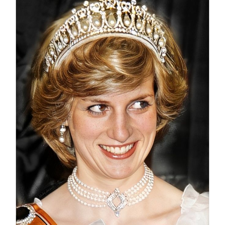 Diana, Princess Of Wales wearing the Queen's Japanese pearl necklace and her pearl earrings, 1982 🤍