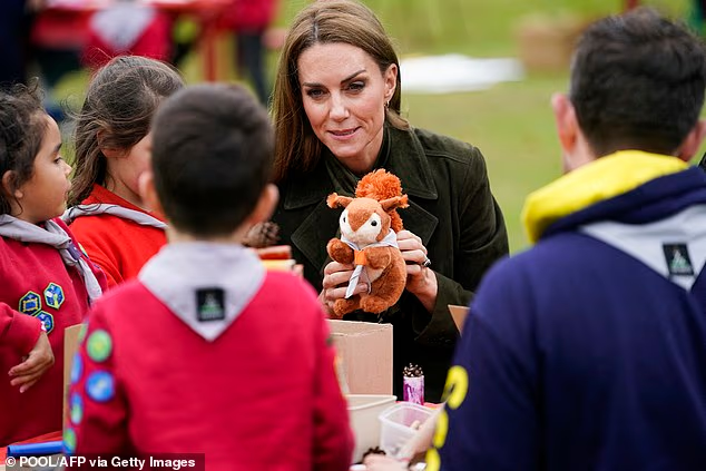 Meanwhile, Kate entertained the young scouts with a cuddly toy