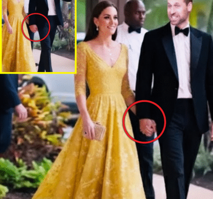 SWEET MOMENT William and Catherine’s HOLD HANDS in Overseas Trip MELTED FANS’ HEARTS Around The World SWEET MOMENT William and Catherine’s HOLD HANDS in Overseas Trip MELTED FANS’ HEARTS Around The World