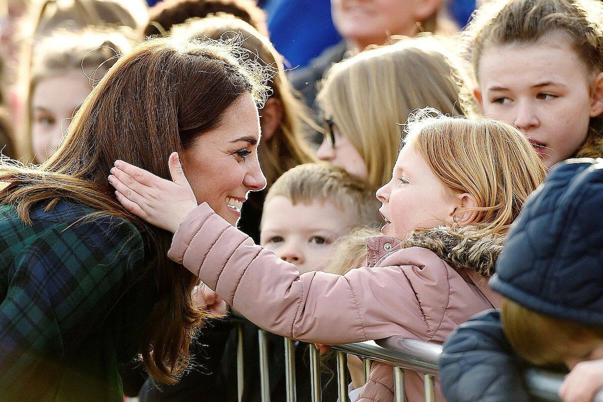 Kate Middleton vaut bien un câlin... - La DH/Les Sports+