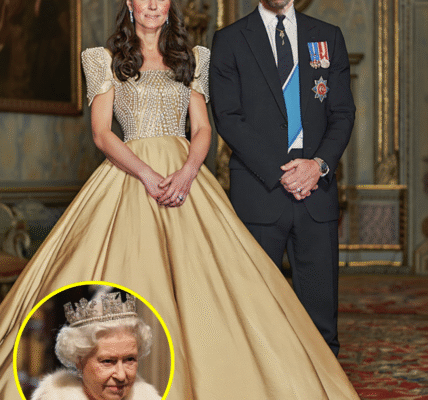OMG! Catherine STEALS THE LIMELIGHT In Queen’s Rarest £800k Diamond Crown & Breathtaking Gown At Diplomatic Reception OMG! Catherine STEALS THE LIMELIGHT In Queen’s Rarest £800k Diamond Crown & Breathtaking Gown At Diplomatic Reception