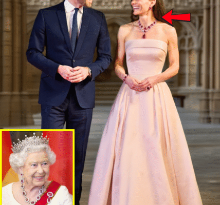 JUST NOW: Princess Catherine LEAVES ALL SPEECHLESS in Jaw-Dropping Pink Gown at Royal Wedding – Her Heart-Melting Tribute to Late Queen Elizabeth Has the World in AWR! 😱👇 JUST NOW: Princess Catherine LEAVES ALL SPEECHLESS in Jaw-Dropping Pink Gown at Royal Wedding – Her Heart-Melting Tribute to Late Queen Elizabeth Has the World in AWR! 😱👇
