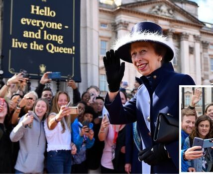 ROYAL PHOTO-BOMB ALERT! Imagine traveling all the way to London for that perfect Buckingham Palace shot… only to have it hilariously interrupted by Princess Anne herself! That’s exactly what happened to a group of American tourists when Anne suddenly walked into their photo outside the palace gates. But instead of apologizing or stepping aside, the Princess leaned in with her trademark wit and shouted: “Hello everyone – and long live the Queen!”. The stunned tourists burst into laughter, phones flew into the air for selfies, and within hours the photo went VIRAL worldwide. Fans online are calling it “the most iconic royal photobomb of all time.” Memes are everywhere, captions are rolling in, and Princess Anne is being praised once again as the royal family’s no-nonsense, unapologetically real wild card
