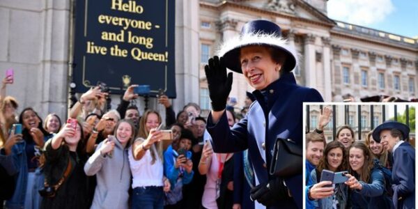 ROYAL PHOTO-BOMB ALERT! Imagine traveling all the way to London for that perfect Buckingham Palace shot… only to have it hilariously interrupted by Princess Anne herself! That’s exactly what happened to a group of American tourists when Anne suddenly walked into their photo outside the palace gates. But instead of apologizing or stepping aside, the Princess leaned in with her trademark wit and shouted: “Hello everyone – and long live the Queen!”. The stunned tourists burst into laughter, phones flew into the air for selfies, and within hours the photo went VIRAL worldwide. Fans online are calling it “the most iconic royal photobomb of all time.” Memes are everywhere, captions are rolling in, and Princess Anne is being praised once again as the royal family’s no-nonsense, unapologetically real wild card