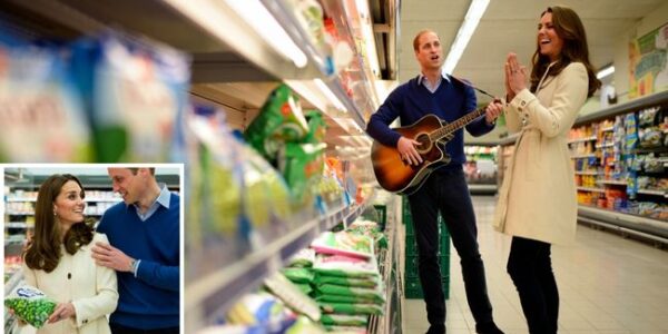 ROYAL GROCERY ROMANCE ALERT! Who needs candlelit dinners when you’ve got… the frozen food aisle? Shoppers were left speechless when Prince William was reportedly caught singing a lullaby to Kate after she grabbed the wrong type of peas! And the best part? Witnesses claim he leaned in and whispered: “You’ve got me hooked on frozen broccoli.” Yes, you read that right—a royal love confession over vegetables! Forget crowns and castles, THIS is what true love looks like: turning a grocery store mishap into a fairytale moment
