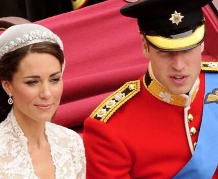 “A whisper was enough to make Kate speechless.” In the moment when the whole world watched the wedding of the century at Westminster Abbey, amidst the music, blessings and millions of eyes, only a whisper from Prince William made Kate Middleton tremble with emotion. It was not an empty promise, nor the usual sweet words, but a series of 8 simple, sincere words, like an eternal engraving between the two. People present that day said that Kate smiled, but her eyes were filled with tears, and William held her hand tightly as if afraid of losing the whole world.