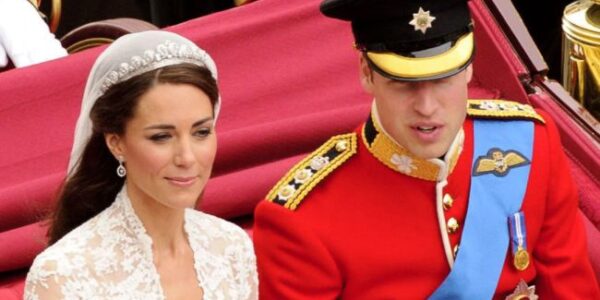 “A whisper was enough to make Kate speechless.” In the moment when the whole world watched the wedding of the century at Westminster Abbey, amidst the music, blessings and millions of eyes, only a whisper from Prince William made Kate Middleton tremble with emotion. It was not an empty promise, nor the usual sweet words, but a series of 8 simple, sincere words, like an eternal engraving between the two. People present that day said that Kate smiled, but her eyes were filled with tears, and William held her hand tightly as if afraid of losing the whole world.