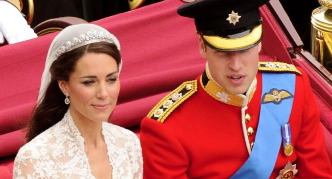 “A whisper was enough to make Kate speechless.” In the moment when the whole world watched the wedding of the century at Westminster Abbey, amidst the music, blessings and millions of eyes, only a whisper from Prince William made Kate Middleton tremble with emotion. It was not an empty promise, nor the usual sweet words, but a series of 8 simple, sincere words, like an eternal engraving between the two. People present that day said that Kate smiled, but her eyes were filled with tears, and William held her hand tightly as if afraid of losing the whole world.