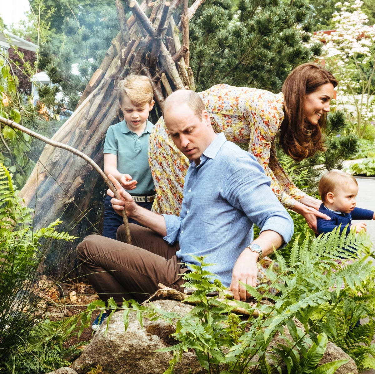 Prince George, Princess Charlotte, Prince Louis, Kate Middleton, & Prince  William Play In Chelsea Flower Garden