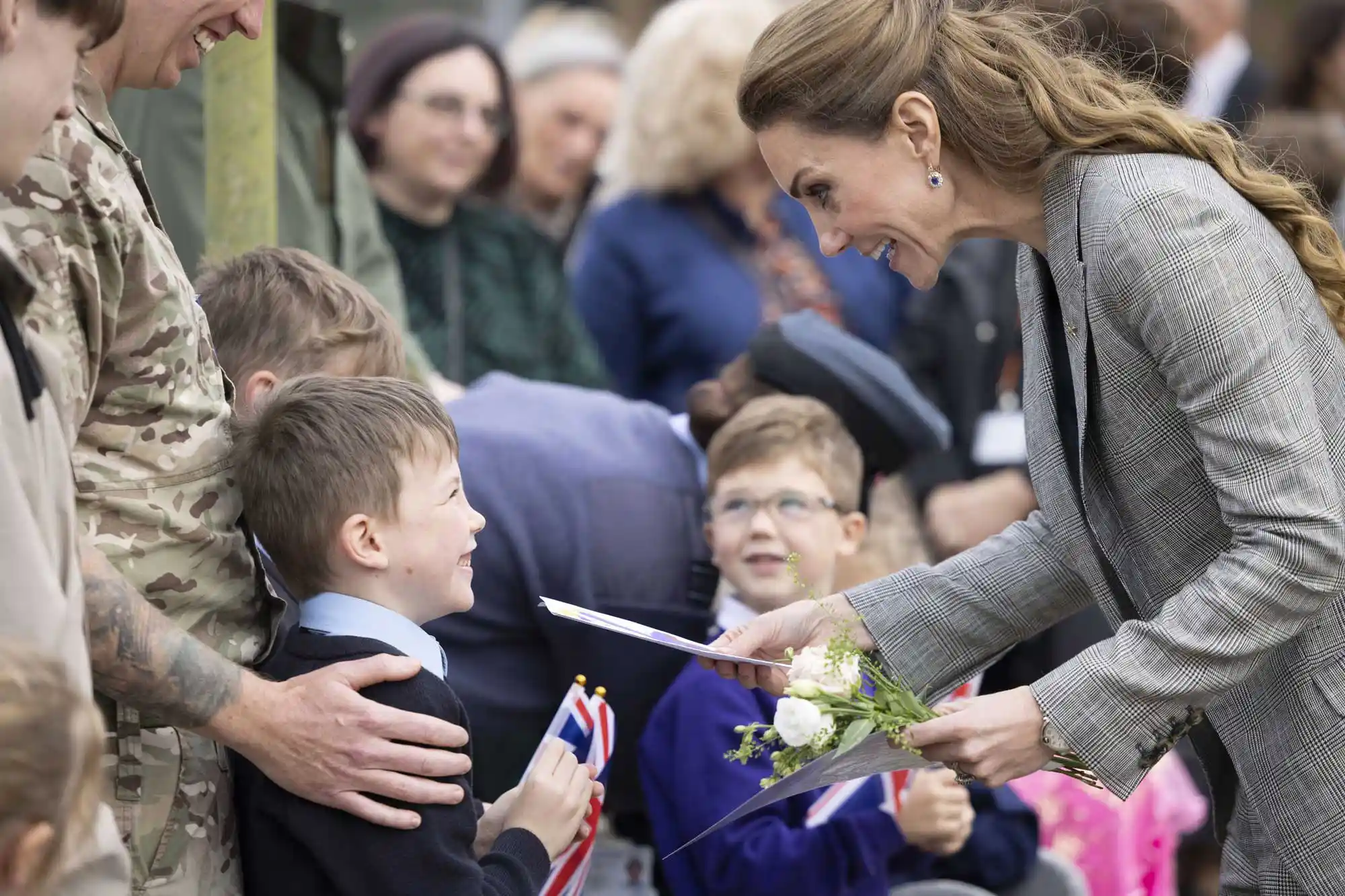 Catherine, Công nương xứ Wales, Chuẩn tướng Không quân danh dự Hoàng gia, gặp gỡ các gia đình có trụ sở tại RAF Coningsby ở Lincolnshire trong lần tham gia chính thức đầu tiên của bà tại nhà ga, vào ngày 2 tháng 10 năm 2025