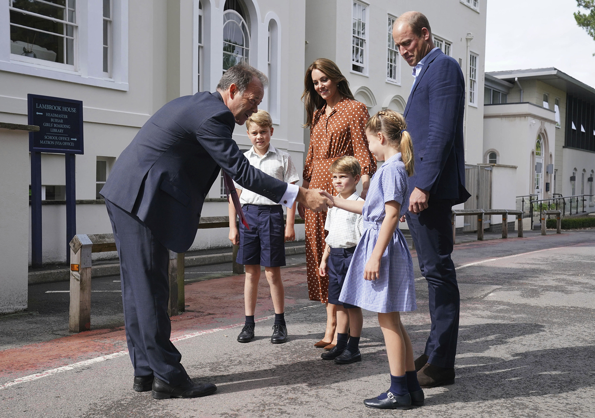 Prince William, Kate Middleton beam as they drop off kids for first day of  school