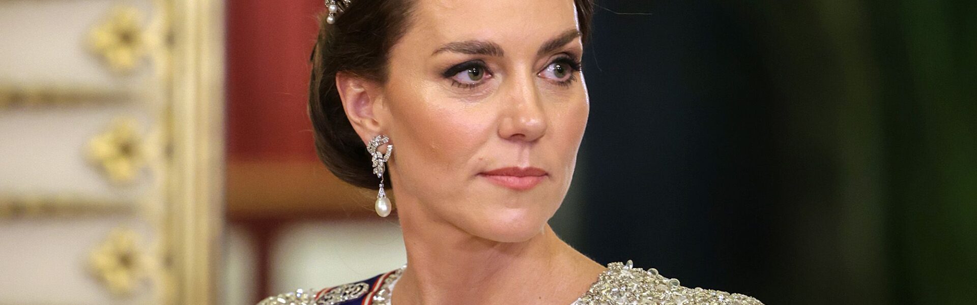 Princess Catherine of Wales just became the undisputed Queen of Style — and the world can’t stop talking about it! Stepping into Buckingham Palace for the State Gala, Catherine stunned in a shimmering white gown that lit up the royal ballroom like a dream. But what truly left jaws on the floor was the magnificent ruby-and-diamond necklace resting gracefully at her neckline — a breathtaking royal heirloom once worn by Queen Elizabeth II herself. 💎 Every inch of her look radiated elegance and power — the perfect balance of modern grace and timeless tradition. As she walked beside Prince William, the cameras captured the moment that froze the room: his proud smile, her quiet confidence, and the unmistakable sparkle of history reborn. Fashion editors called it “a royal masterclass in sophistication.” Fans around the world are calling it “Catherine’s ultimate crown moment.” The necklace — rich in royal history and rumored to carry deep symbolic meaning — has sparked a wave of fascination among royal watchers. From its hidden craftsmanship to the emotional story behind how it came to Catherine, this is more than just jewelry… it’s legacy shining in the spotlight