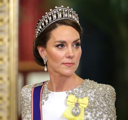 Princess Catherine of Wales just became the undisputed Queen of Style — and the world can’t stop talking about it! Stepping into Buckingham Palace for the State Gala, Catherine stunned in a shimmering white gown that lit up the royal ballroom like a dream. But what truly left jaws on the floor was the magnificent ruby-and-diamond necklace resting gracefully at her neckline — a breathtaking royal heirloom once worn by Queen Elizabeth II herself. 💎 Every inch of her look radiated elegance and power — the perfect balance of modern grace and timeless tradition. As she walked beside Prince William, the cameras captured the moment that froze the room: his proud smile, her quiet confidence, and the unmistakable sparkle of history reborn. Fashion editors called it “a royal masterclass in sophistication.” Fans around the world are calling it “Catherine’s ultimate crown moment.” The necklace — rich in royal history and rumored to carry deep symbolic meaning — has sparked a wave of fascination among royal watchers. From its hidden craftsmanship to the emotional story behind how it came to Catherine, this is more than just jewelry… it’s legacy shining in the spotlight