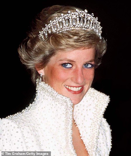 Diana in the Cambridge Lover's Knot Tiara in Hong Kong in 1989