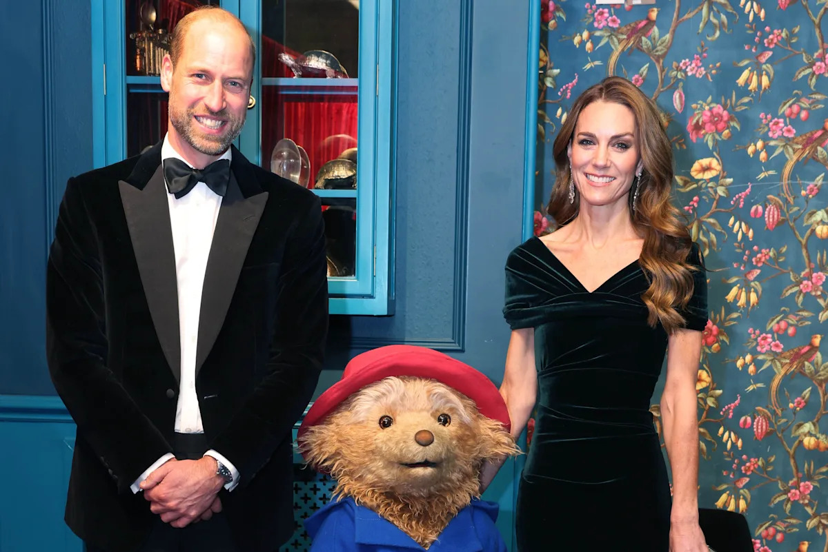 Paddington Bear Gets Another Right Royal Welcome After Meeting Prince  William & The Princess Of Wales Backstage - Yahoo News Canada
