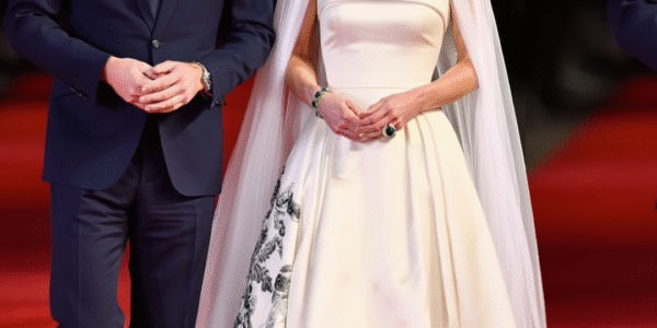 Just HOURS AGO: HRH Princess Catherine of Wales Utmost Glamour In White Off-Shoulder Gown and Queen Mother’s Stunning Emerald Jewelry Set As She SH0CKED Fans with Impeccable Style At 43! 😱👇👇